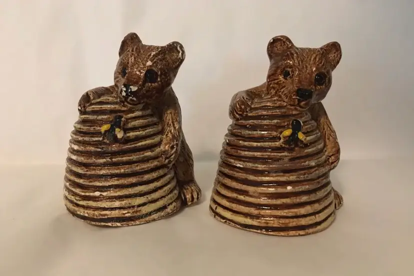 VTG OHIO CAVERNS Ceramic SALT & PEPPER SHAKER SET Bears With Beehives