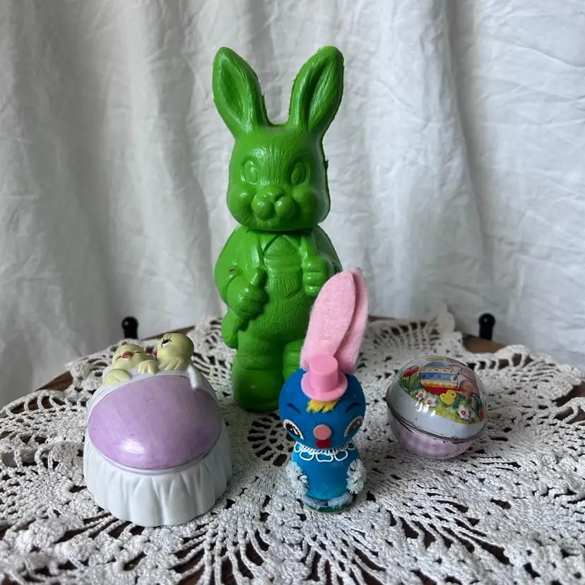 4 PIECES OF VINTAGE EASTER DECORATIONS ALL IN EXC