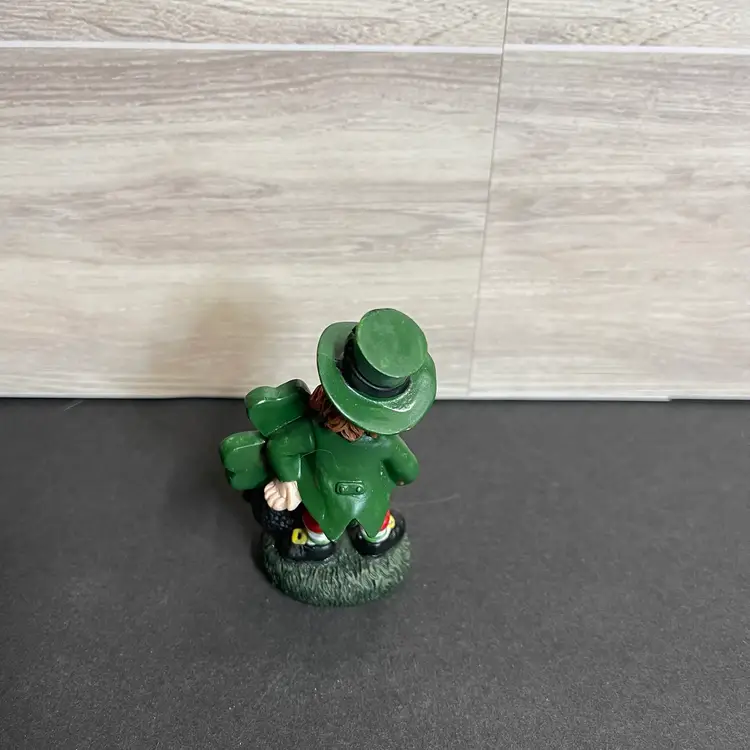 Inv. 6027 Leprechaun With Lucky Shamrock