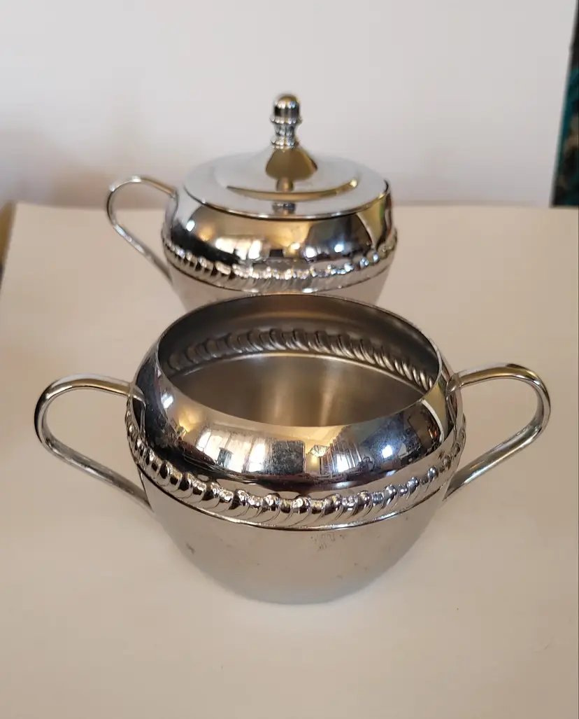 Irvinware Sugar bowl & Creamer set. 1970's. Good condition.