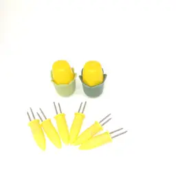 Vintage 60's Royal Product USA Plastic Corn Cob Mini Salt & Pepper Shakers Set