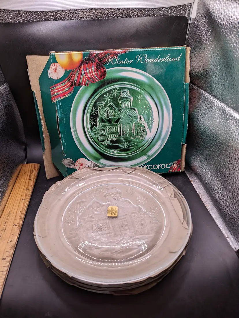 Vintage Set of 4 New in Box Arcoroc Winter Wonderland Glass Dessert Plates.