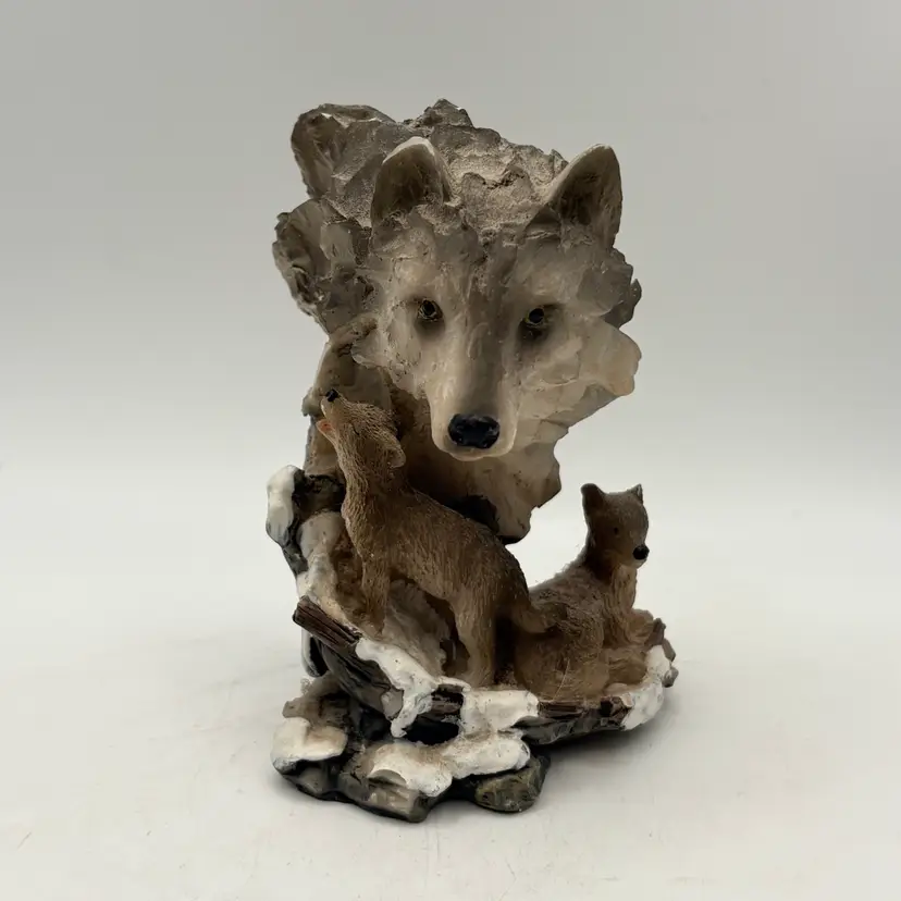 Modern resin figurine - wolf with two pups