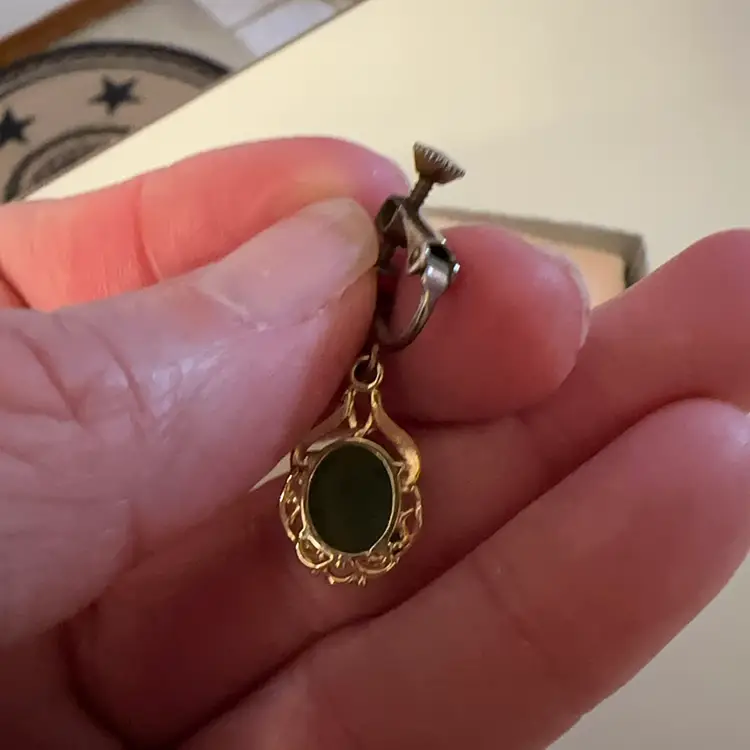 Vintage Green Jade Drop Screw Back Earrings Godl Tone Art Deco Dangle
