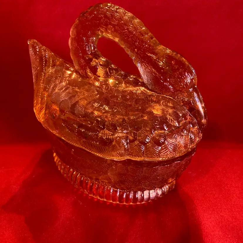 19. VTG Import Swan On Nest