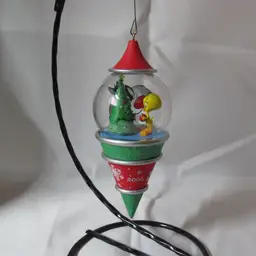 Sylvester & Tweety 2005 Hallmark Keepsake Christmas Ornament Peek-a-Boo