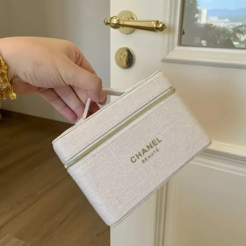 #31 - GWP/VIP CHANEL COSMETIC VANITY OFF WHITE