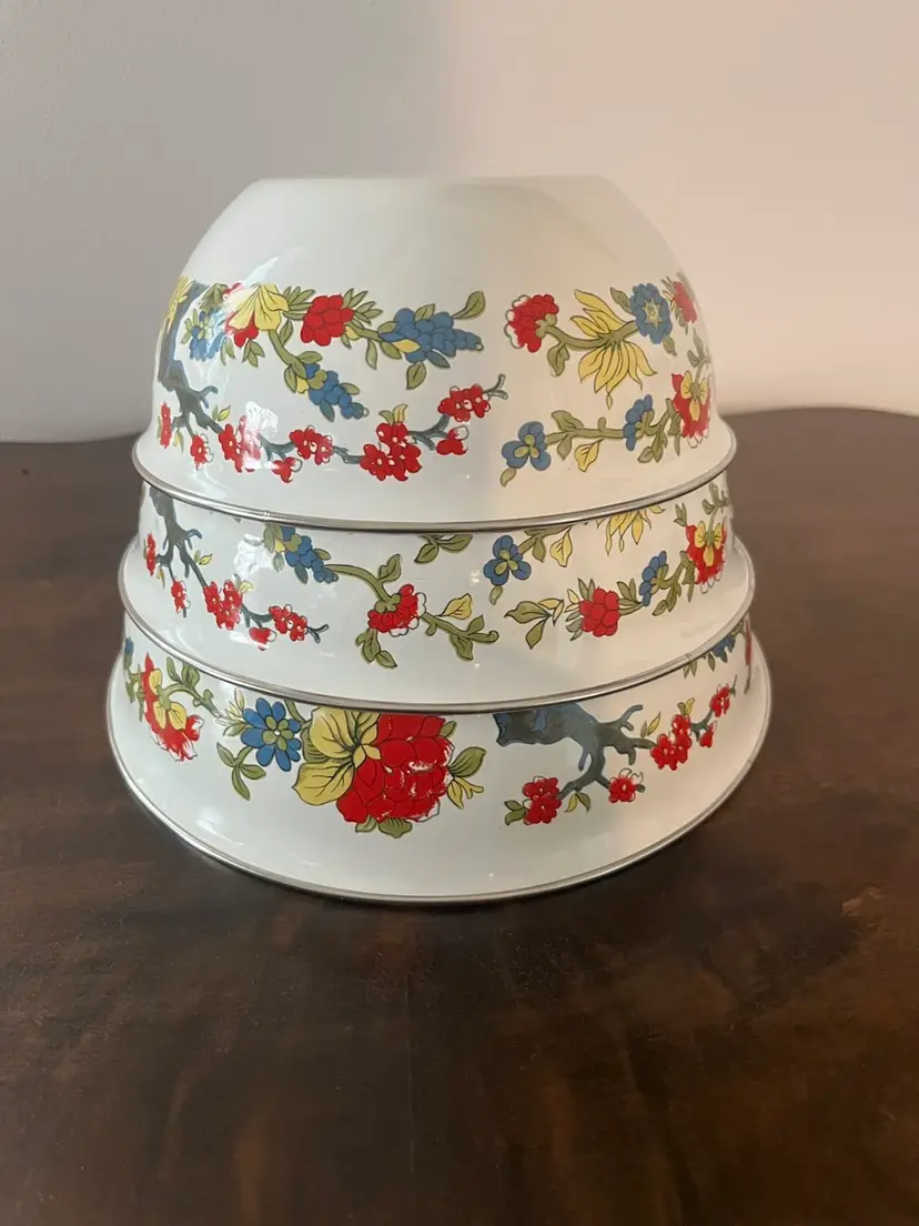 Retro enamelware nesting bowls, 1975, floral tree pattern Retro kitchen