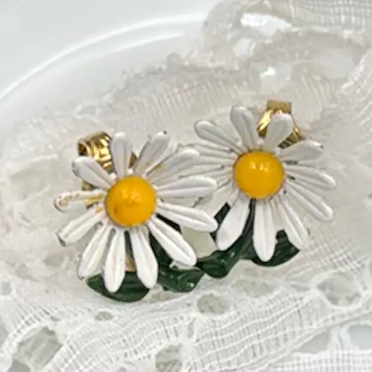 Vintage Retro Design White Daisy Enamel Clip On Earrings