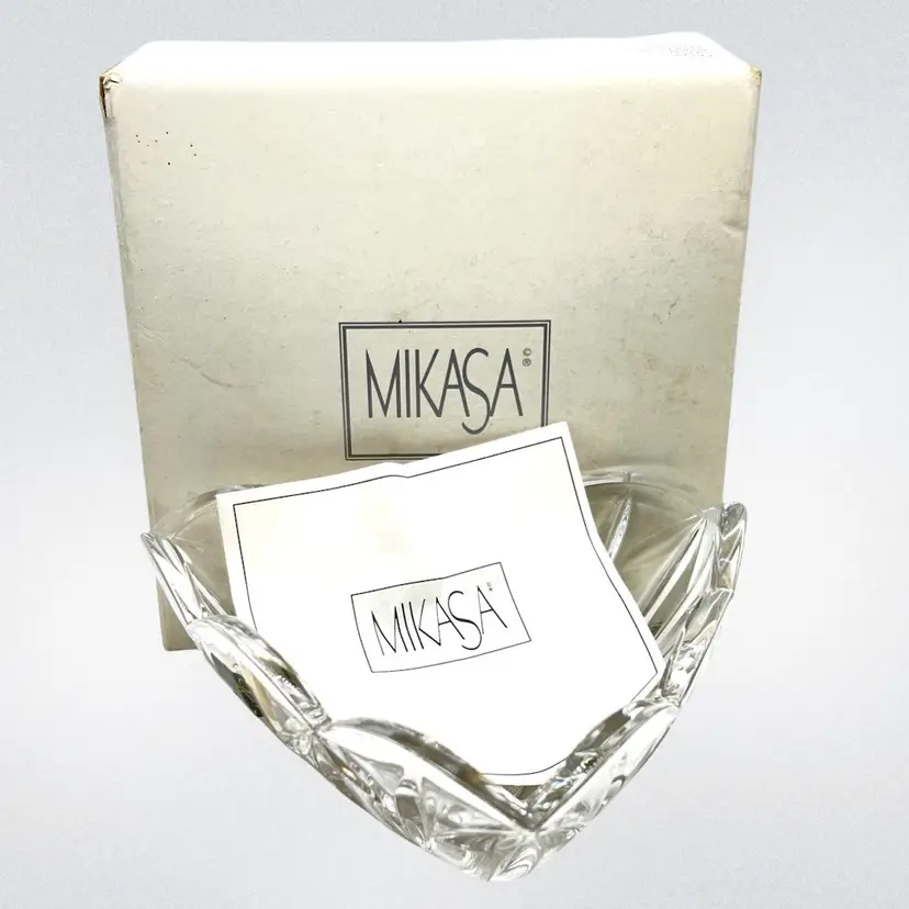 Mikasa Delta Clear Crystal Bowl Dish. Palais Pattern. Original Box And Paperwork. Made In Germany. Lovely As Trinket Tray Or Candy Dish! 2-1/4” tall x 6-1/4” x 6-1/4” x 6-1/4”.