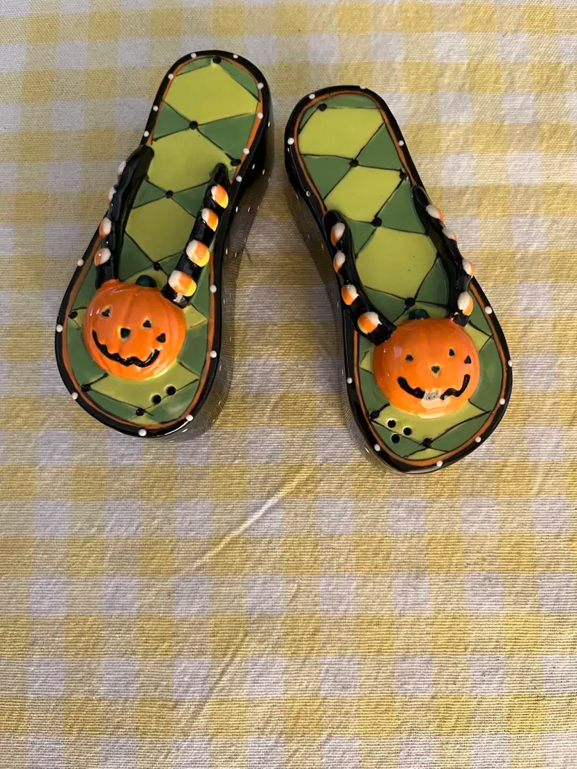 #577 - Halloween Flip Flip Salt And Pepper Shakers