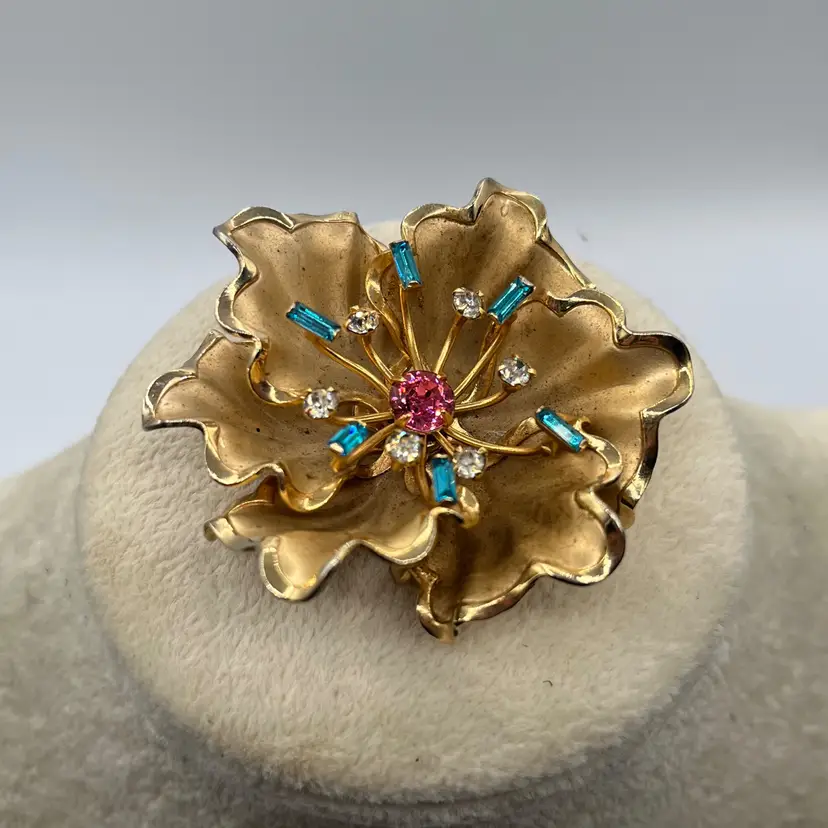 #J72 - Vintage Gold Tone Rhinestone Flower Brooch