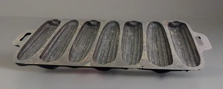 Primitive Vintage 7S 26 Cast Iron Cornbread Corn Cob Shaped Muffin Baking Pan