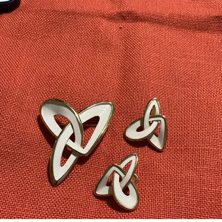 Vintage Goldtone Trifari Infinity Knot Brooch Set.Goldtone With White Enamel Brooch With Matching Clip Earrings.