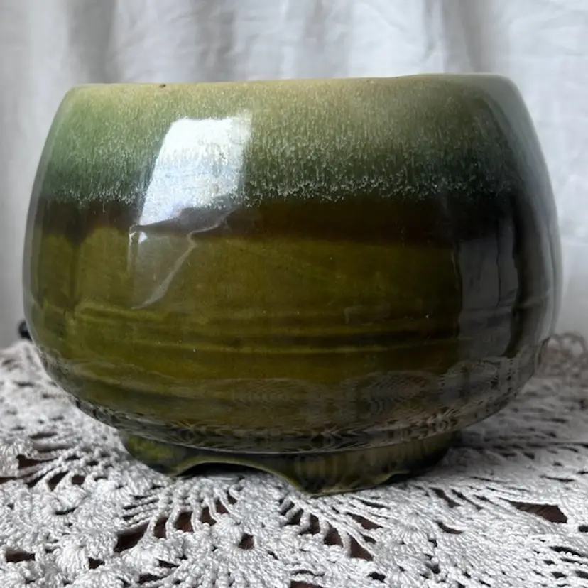 VINTAGE AVOCADO GREEN DRIP POTTERY FOOTED PLANTER USA