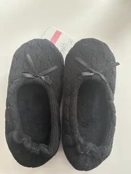 BLACK SLIPPERS WITH BOW SIZE 8/9
