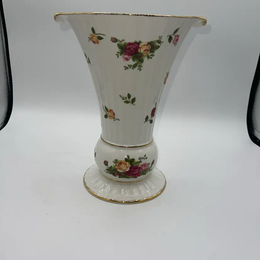 Royal Albert Old Country Roses 10" Fluted Vase Excellent Condition w/upc Sticker