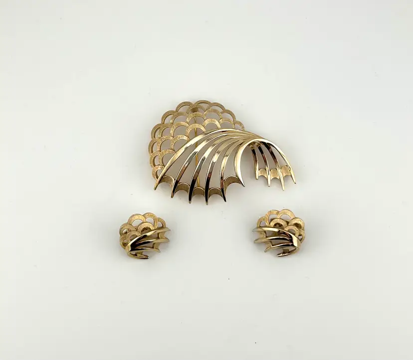 Vintage Signed Crown Trifari Gold Tone Brooch and Clip-on Earring Set