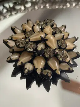 Burst brooch