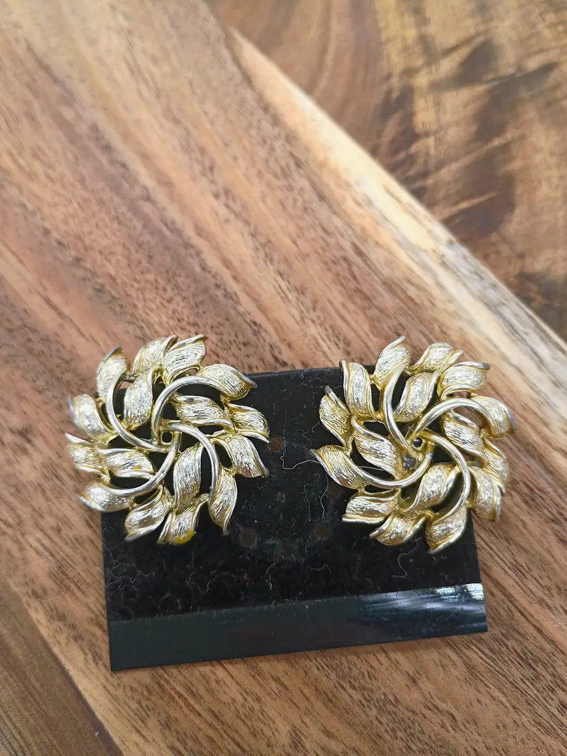 Vintage Coro Gold Tone Metal Flower Leaf Cluster Clip on Earrings