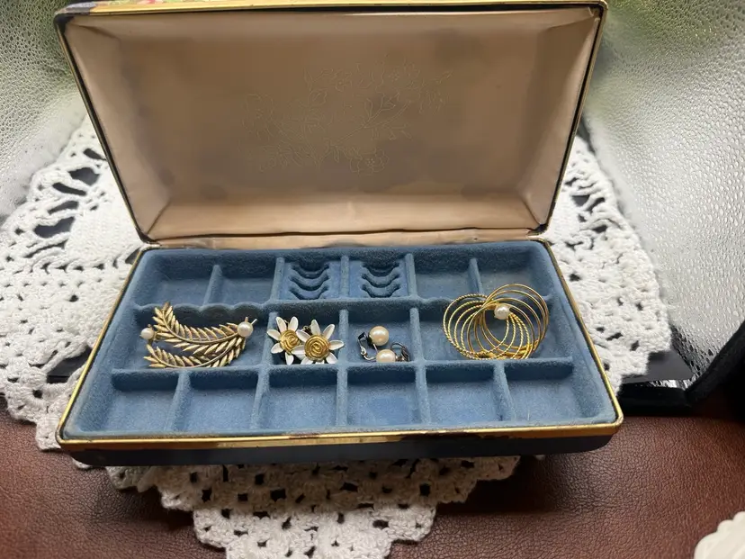 Vintage Jewelry Box With Jewelry