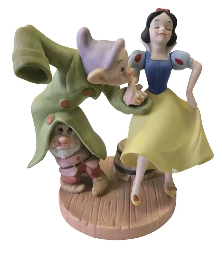Disney Magic Memories Snow White and the Seven Dwarfs Dancing Partners Figurine