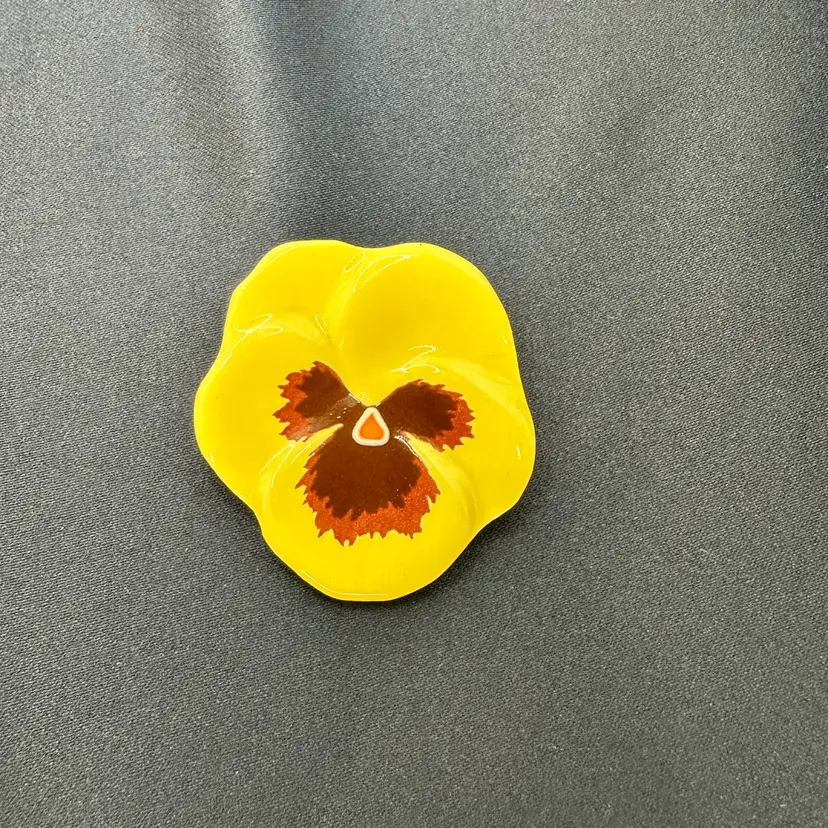A208 - Avon Ceramic Pansy Brooch