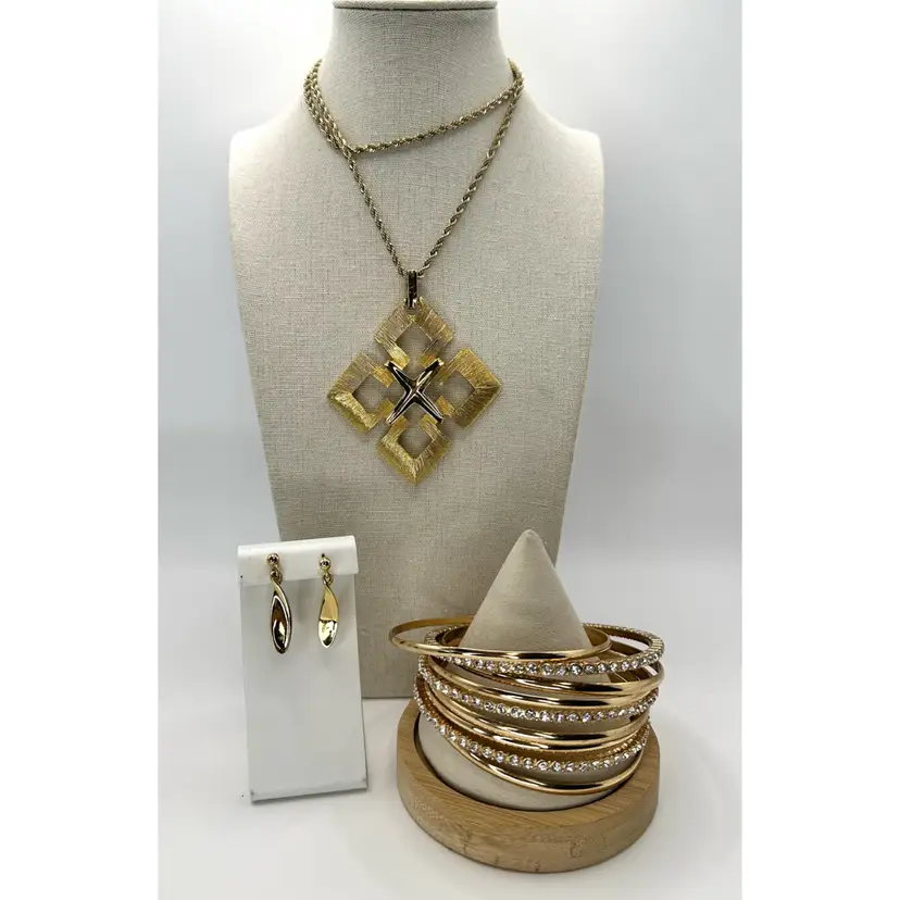 #168 Large Gold-tone Pendant Set