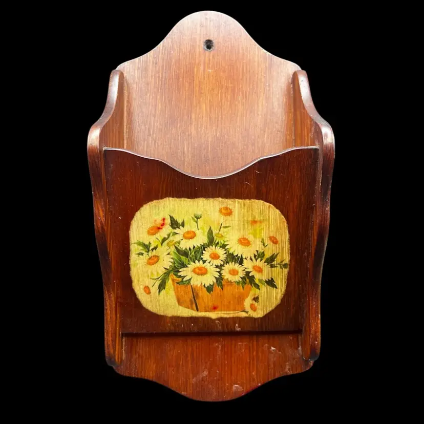 #360A Vintage Primitive Wooden Wall Hanging Kitchen Box With Basket Of Daisies Picture/appliqué On Front. Farmhouse Decor