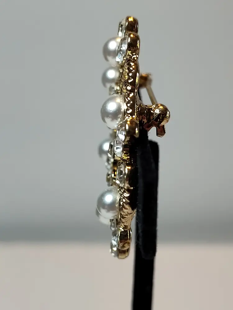 Gold Tone Wreath Brooch