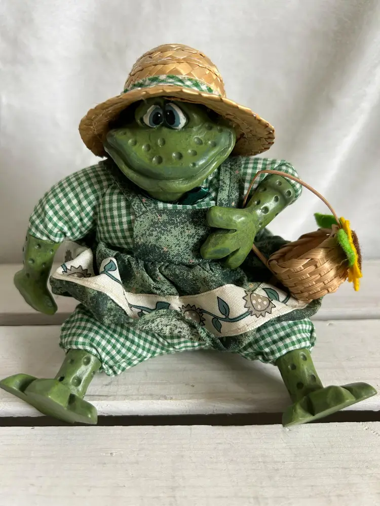 Vintage Russ Berrie, The Country Folks, Frog -Mrs. Garden Hopper home decor EUC