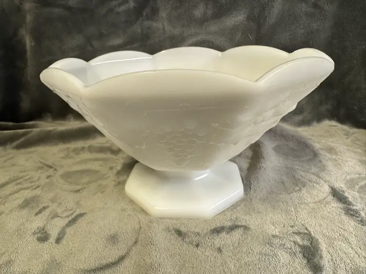 Vtg Anchor Hocking Footed 9" Milk Glass Fruit Decorative Bowl Grape Leaf Vine