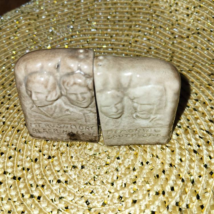 Vintage Mt. Rushmore Shakers