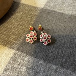 Daisy Clusters Pink Rhinestones White Enamel Vtg Clip On Earrings