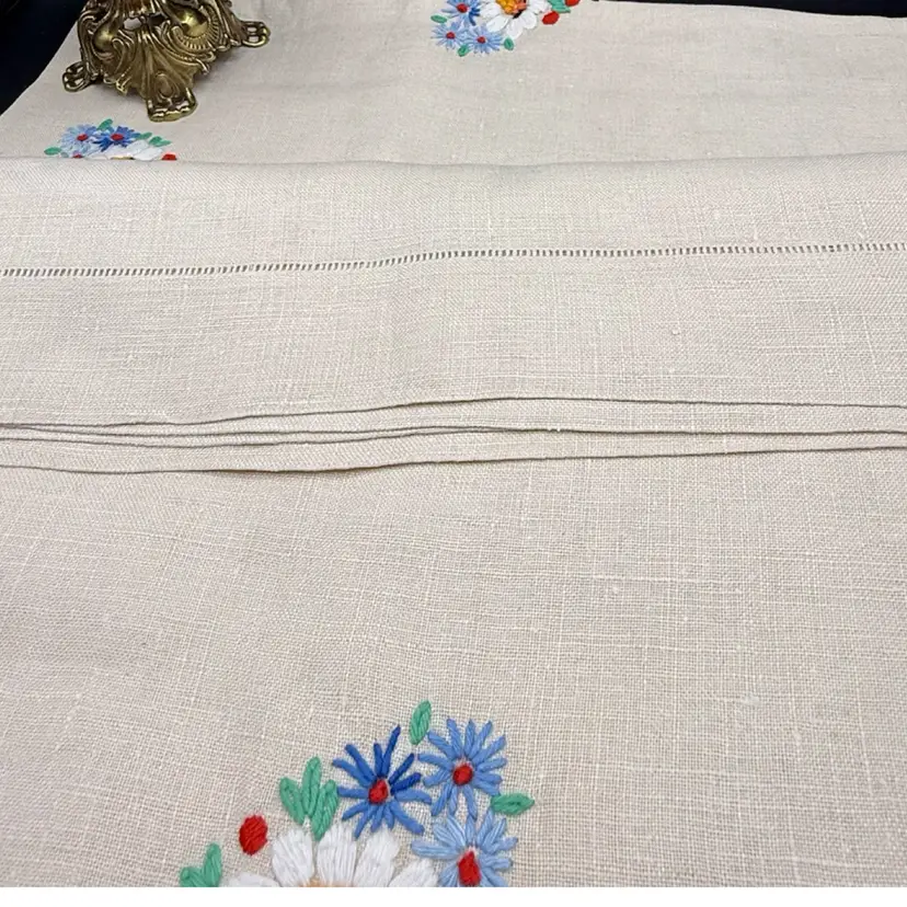 🐞Linen Hand Embroidered Tablecloth Floral Daisy Blue Ecru 67" x 50" 67x50”