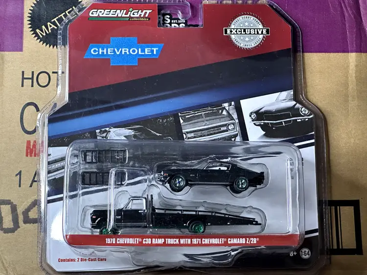Greenlight Green Machine Chevrolet C30 Ramp Truck Camaro Z/28 (Blister Damage)