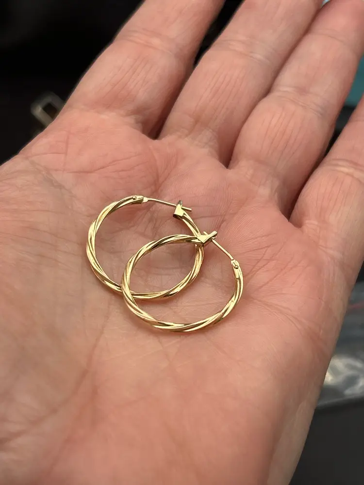 14K Yellow Gold Twisted Hoop Earrings – Classic Lightweight Everyday Style
Inv L15
