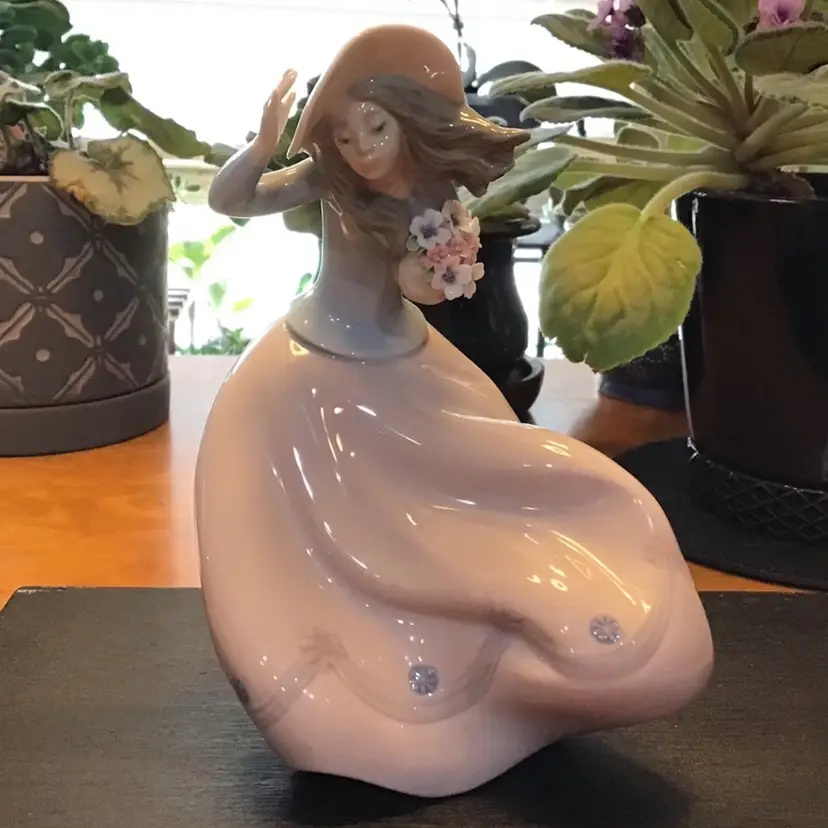 Lladro Figurine #5588 Blustery Day B-28 S  6.5"H Joan Codeh 1989