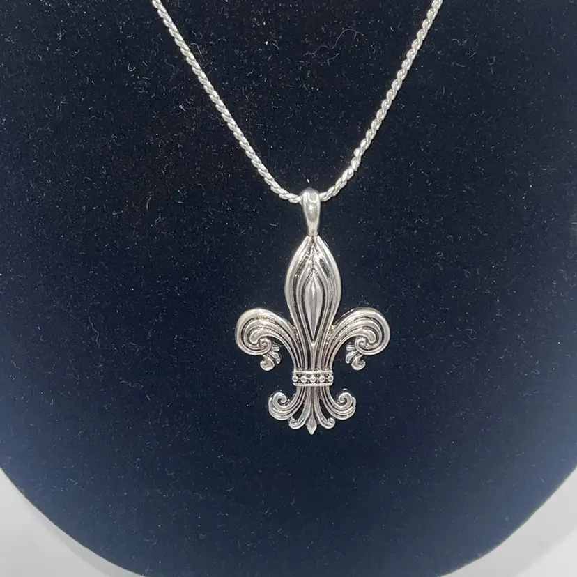 Silvertone Necklace Fleur De Lis Pendant And Earrings Necklace 18 Inches With Extender