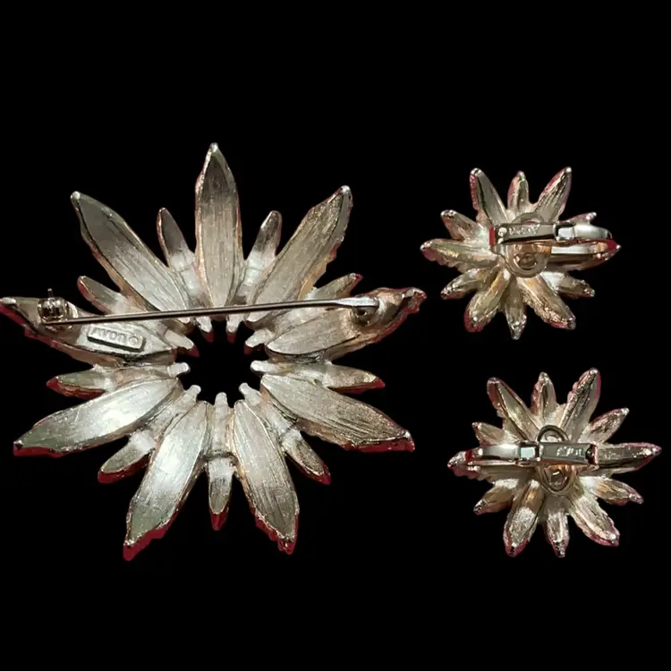 Vintage Goldtone Textured Avon Large Brooch With Matching Clip On Earrings. Stunning!!!
