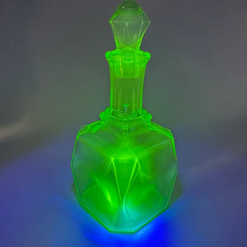 Vtg Uranium Anchor Hocking Decanter 10” With Stopper