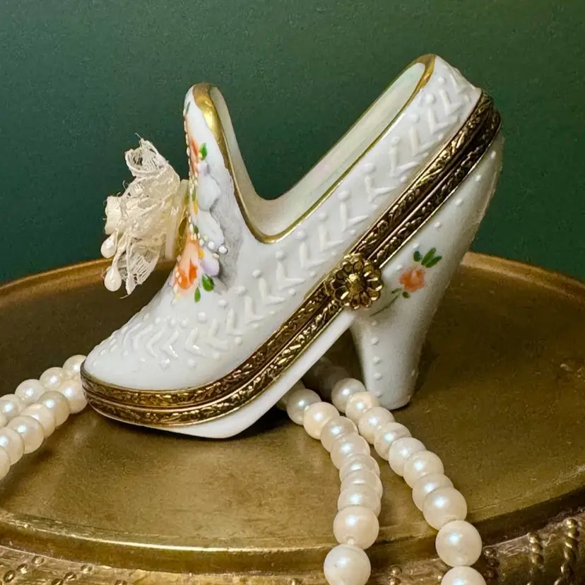 😻 2” vintage Limoges porcelain shoe trinket box, hand-painted w/roses & gold trim produced by the brand Rochard