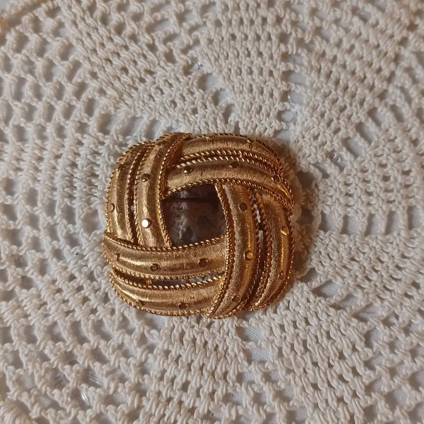 Vintage Crown Trifari textured gold tone criss cross square brooch