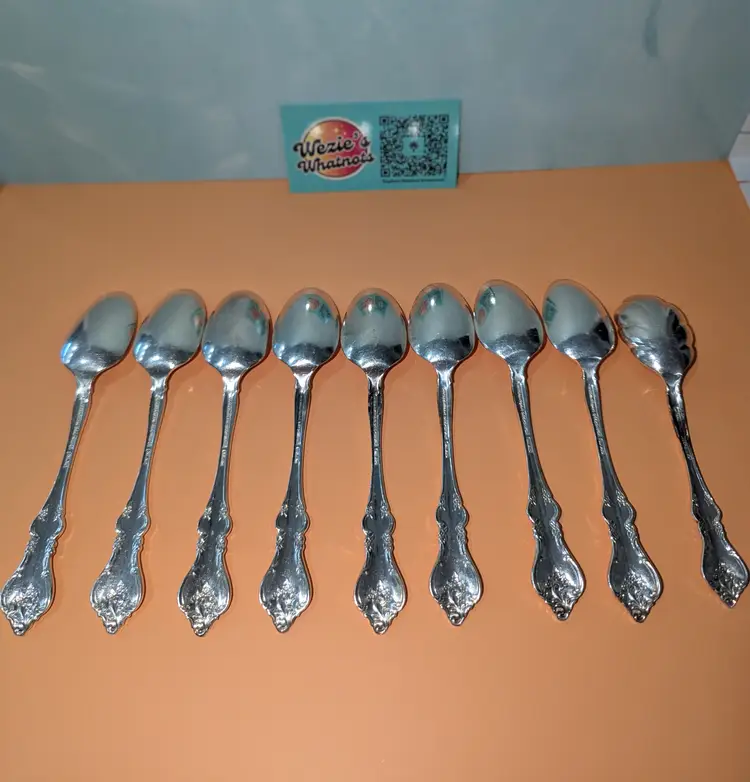 International Orleans Deepsilver set of 8 teaspoons and 1 sugar shell