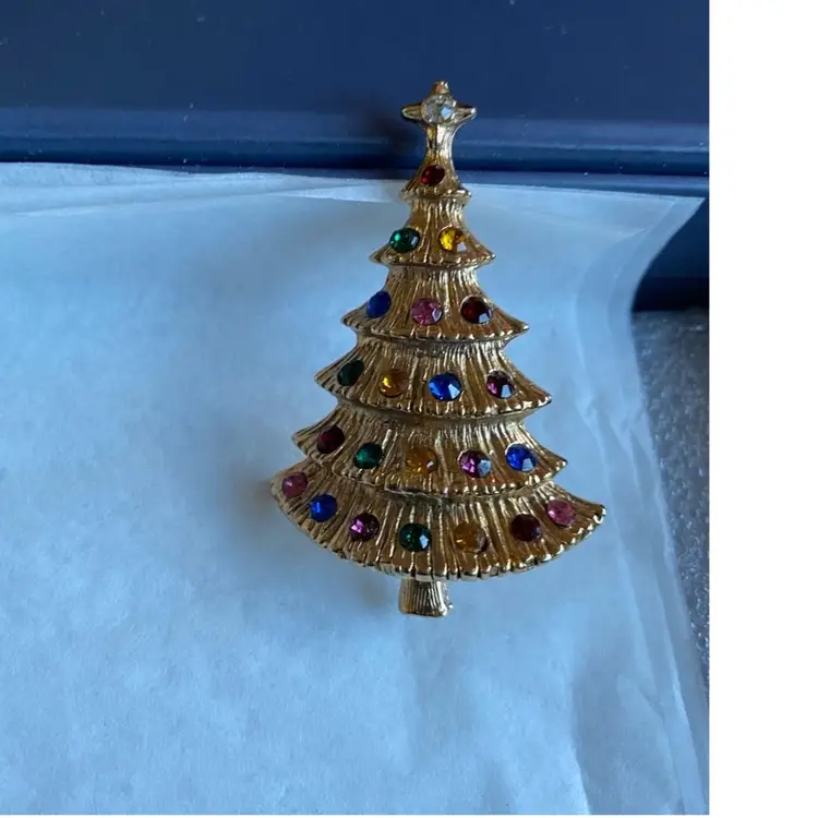 VINTAGE CHRISTMAS TREE BROOCH OR PIN (JONETTE JEWELRY TIERED GOLD TREE WITH COLORED RHINESTONES)