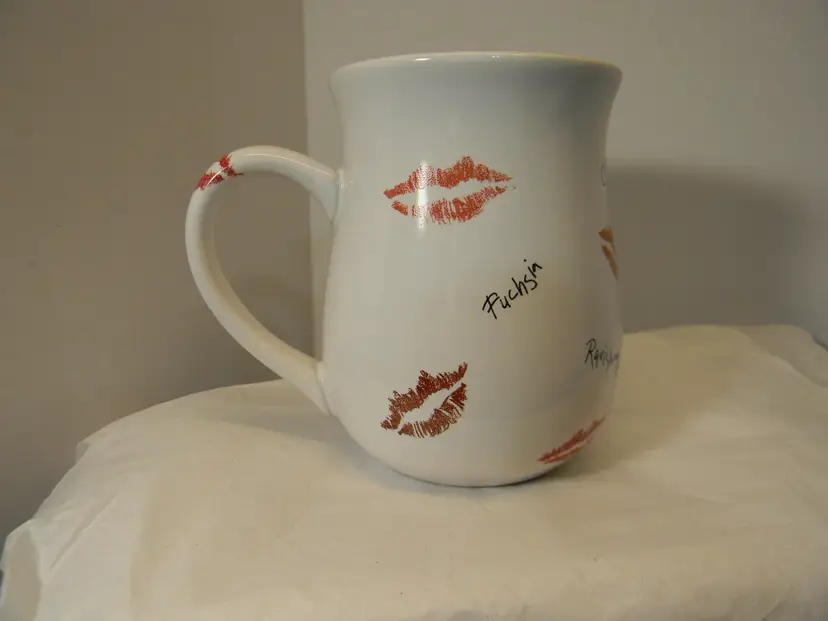 Vtg. Mary Kay Coffee Mug featuring Lipstick kiss prints, 12 oz