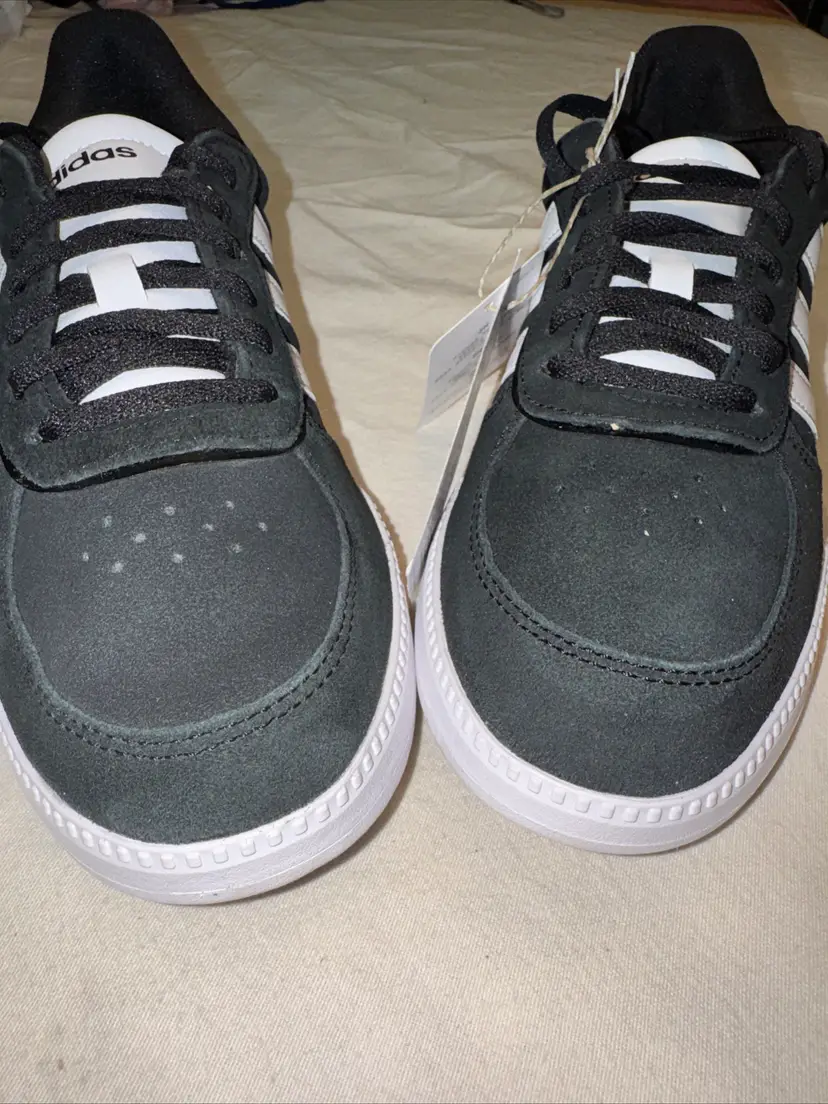 Woman’s Adidas Breaknet Sleek Size 9