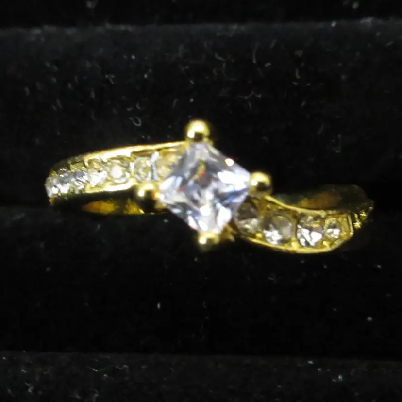 Vintage Gold Tone Metal and Crystal Rhinestone Solitaire Twist Ring - Size 7.5