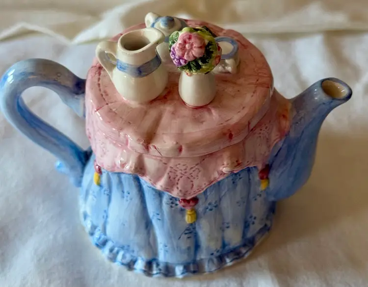 Vintage Cardinal Inc High Tea Party Table Setting Ceramic Decorative Teapot, 3.5” Tall 1997