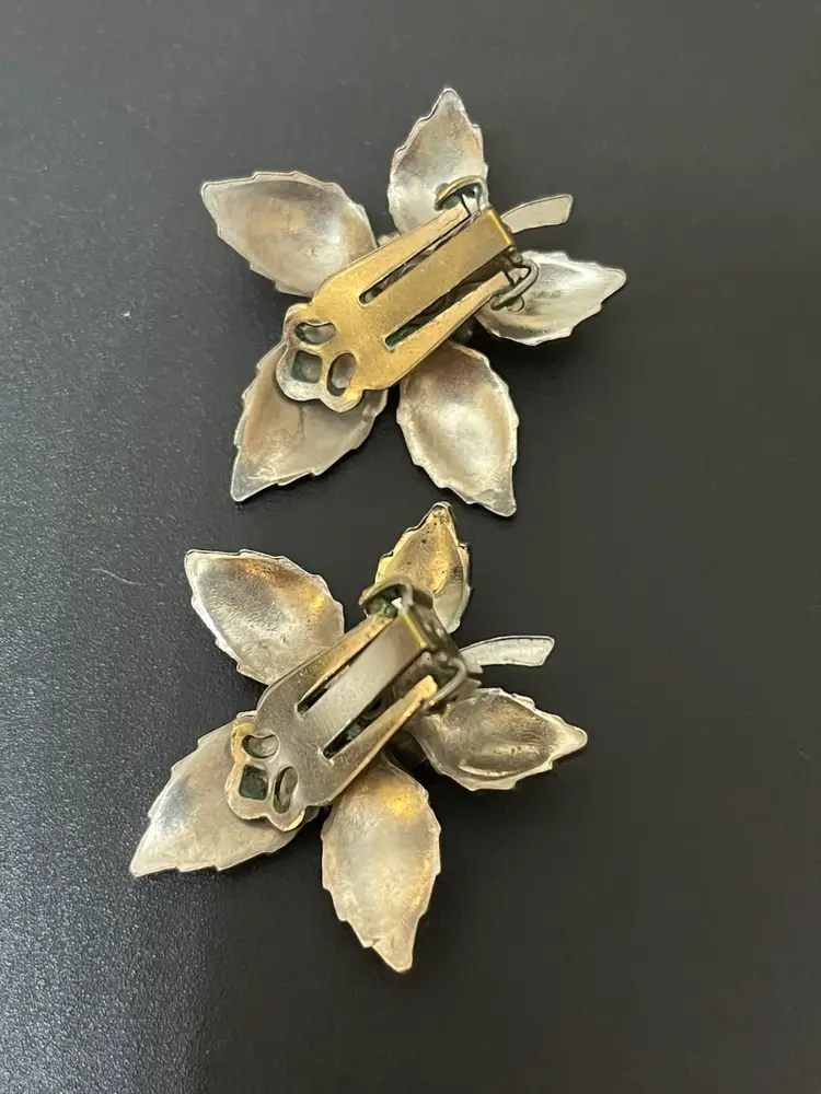 62) Vintage Silvertone Leaf With Stone Center Clip On Earrings